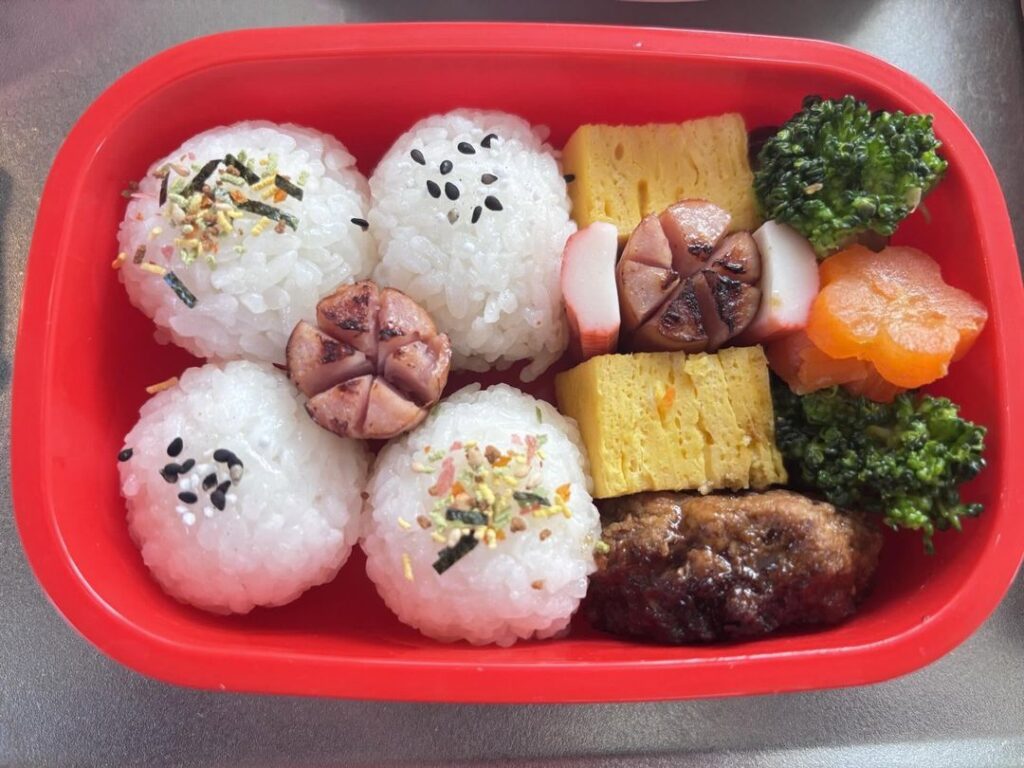 娘さんへのお弁当②（@itumonogohannさんより提供）