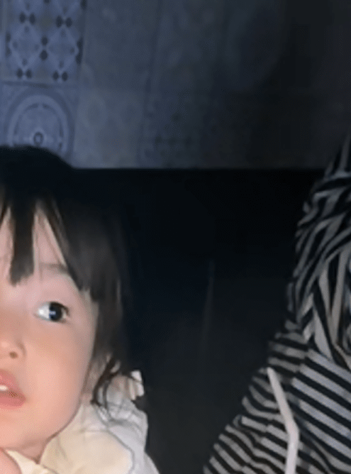 家族でカラオケに行った日。ふと、2歳娘を見ると…”まさかの姿”に「スナックのママww」「人生何周目だろう」「曲の意味理解してるやつ」