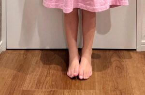 ママが2年前に購入したTシャツ。→4歳娘が着てみたら……　まさかの着こなしに「天才やん」「売ってたら絶対買う」「ステキ～～！」
