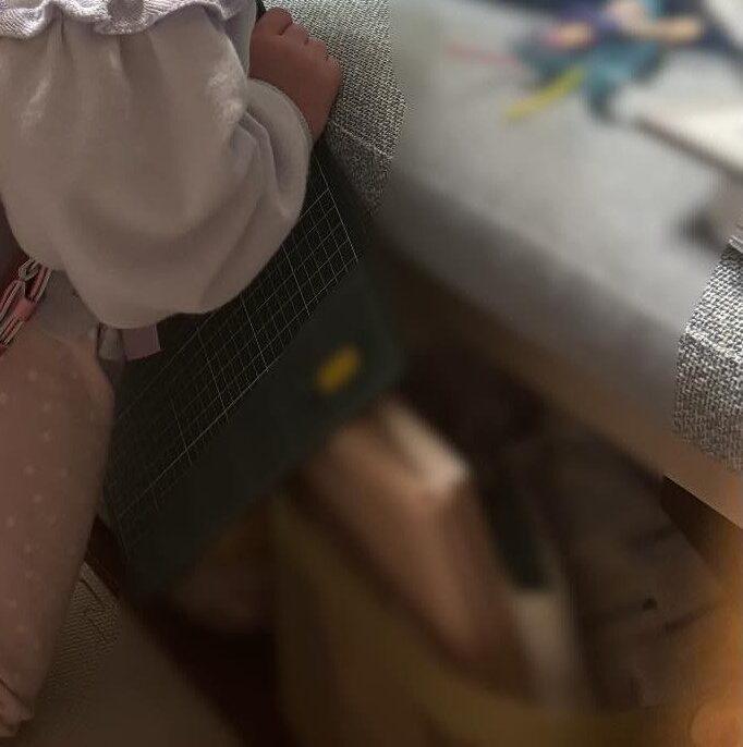夜な夜な…“ごっこ遊び”をする6歳娘。しかし、母が涙した光景に「もらい泣き」「ステキな写真です」