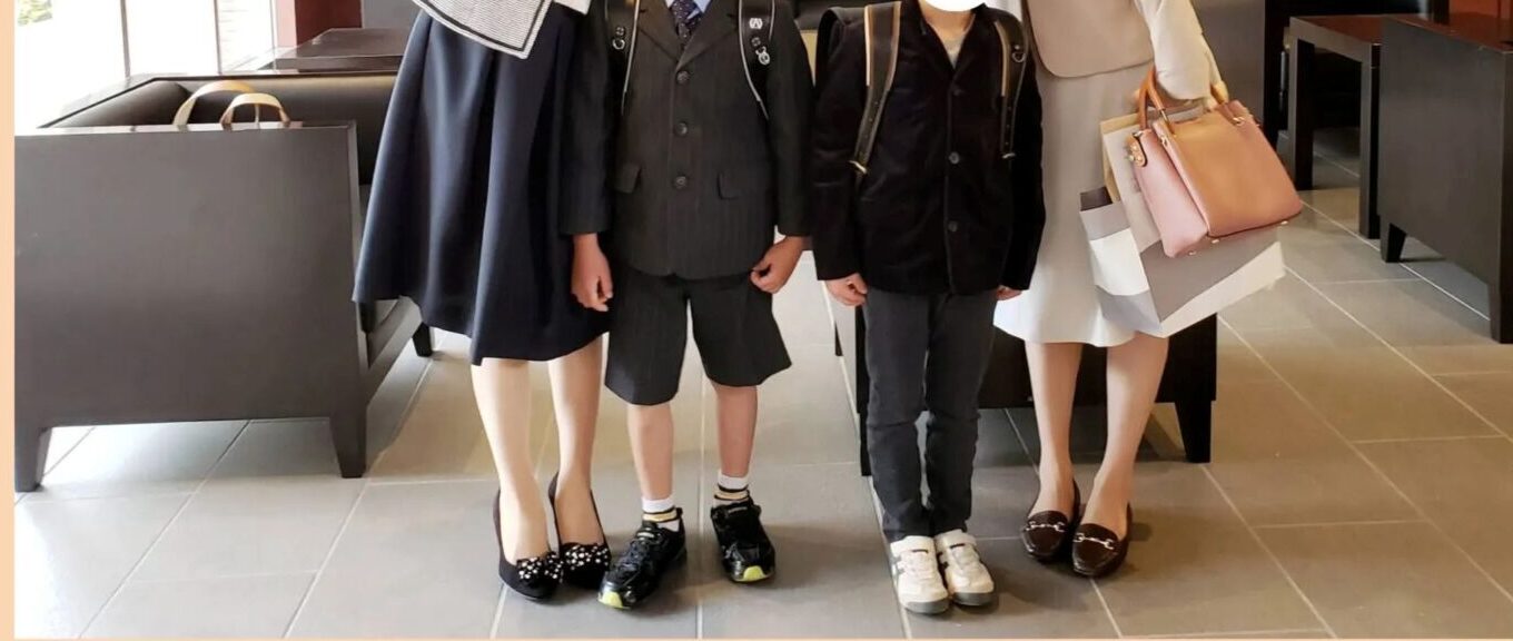 小学校の入学式で撮った友人親子との写真。→その6年後の”まさかの姿”に…「お母さん2人とも変わってない」「こんなに大きくなって…」