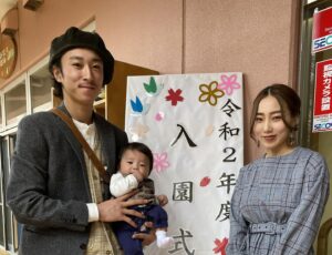 2020年、入園式で撮った親子の写真。→6年後の姿に「ママさん若返りすぎでは…！？」「美人」「カッコいい」「泣けてくる写真ですね」