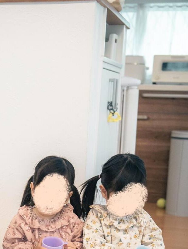 娘2人の記念撮影をすると…必ず写りこむものに違和感。その正体に「可愛すぎる！！」「保護者の雰囲気ｗｗ」