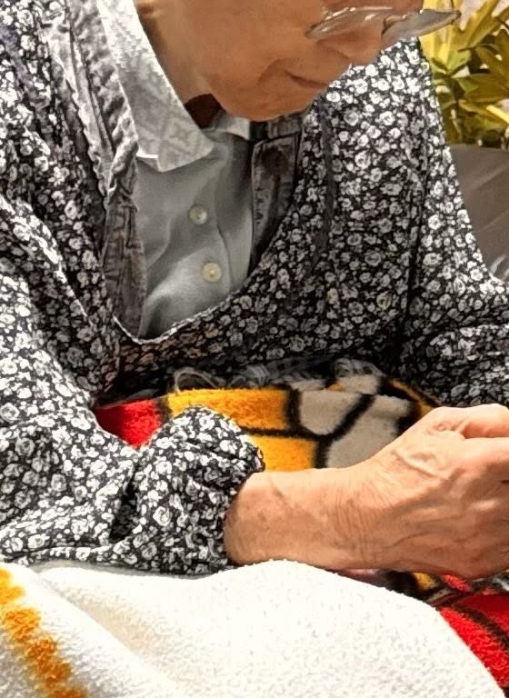 新聞を読むのが日課の90歳祖母。しかし、祖母が持っていた”モノ”に孫が絶句！？その光景に「ファンキーおばあちゃん」「感想、気になります！」「最高すぎる！」