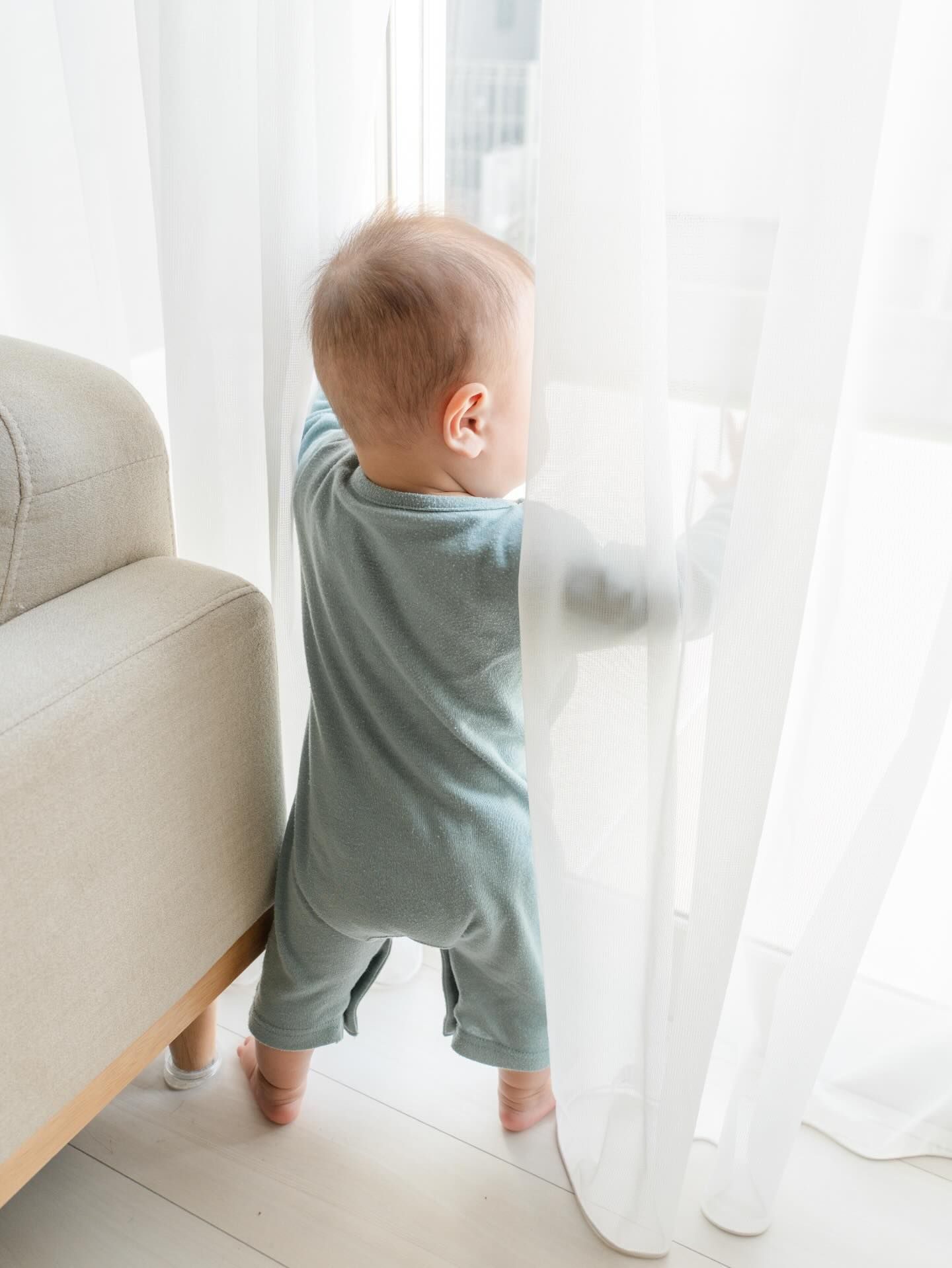 可愛すぎる【必死顔】!!窓の外の景色に釘付けの赤ちゃんが見せた予想外の表情に…「思ってた以上に必死ww」「これはヤバいw」