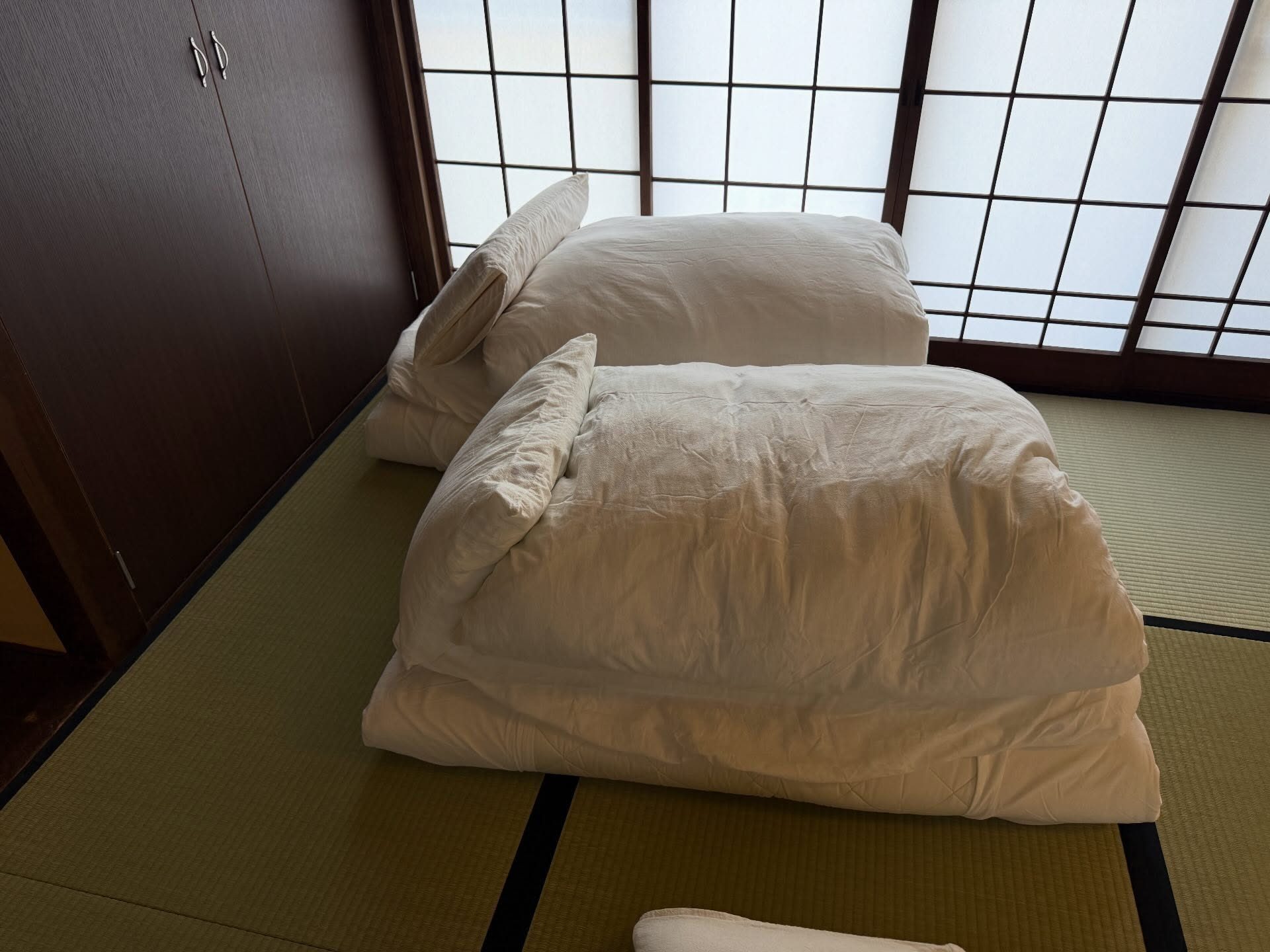 宿泊客が帰った後の客室に、1枚のレシートが→手にとってみると……　まさかの光景に「え？すごい」「どんな育ち方したらこんな人に」
