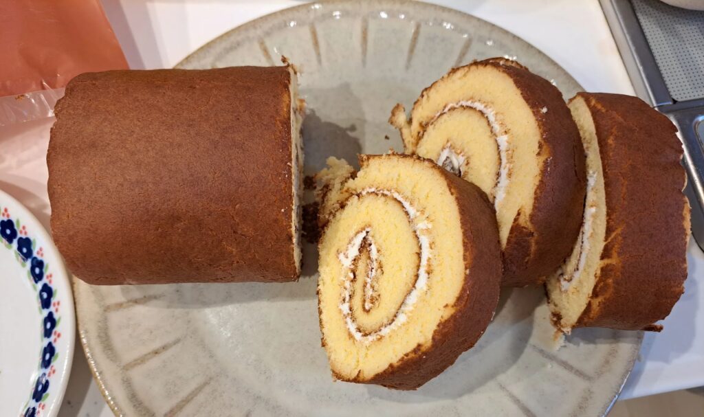 切り分けたロールケーキ（＠mmmm171799さんより提供）