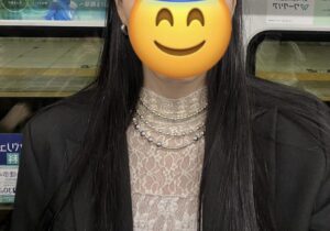 「頭がありえない位置に」女性が電車に乗ったら…まさかの光景に「さすがに負けます」「アートよりも芸術的」「かっこよ…」