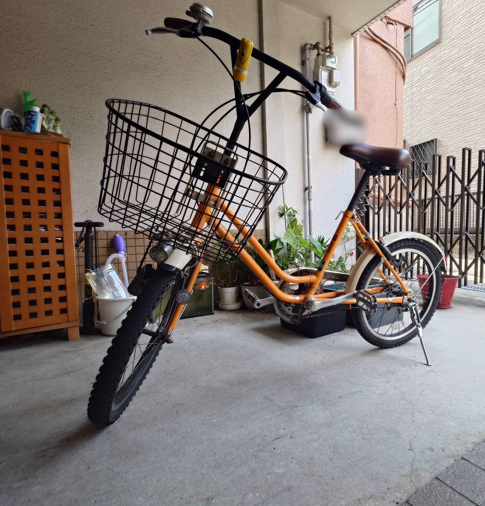 朝、通勤で自転車に乗ろうとしたら…“衝撃の光景”に「よくご無事で」「こんなことあるんだ…!」「車輪が当たらなくて良かった」