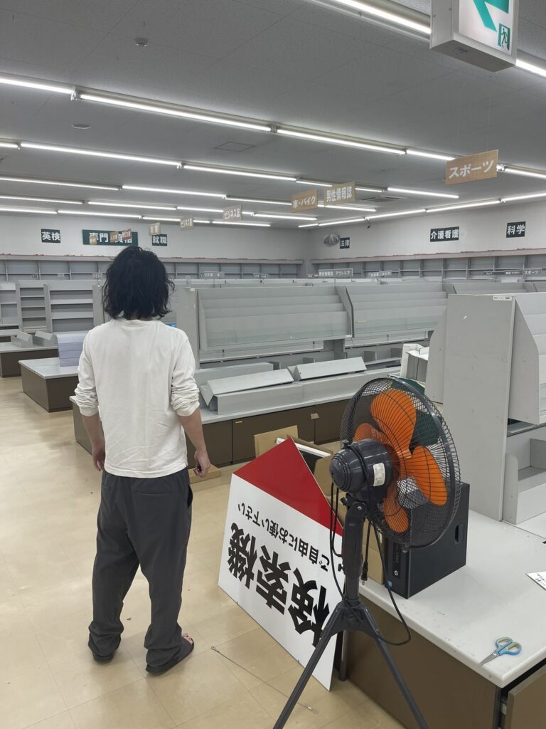 閉店間際の本屋を訪れた友人（＠makkoi_officialさんより提供）