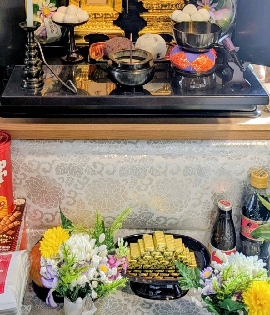 春のお彼岸にお供えした大きめの金塊チョコ（＠mo.chan.dayoさんより提供）