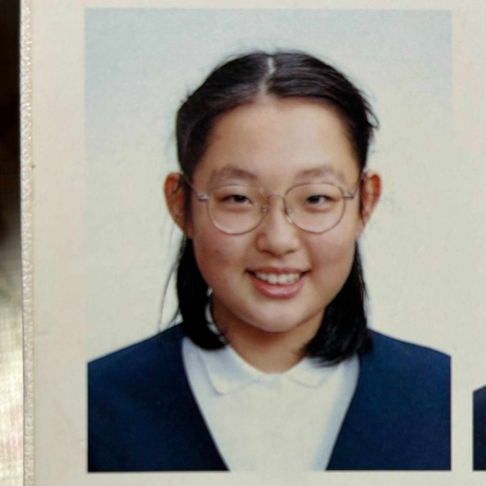 2002年、眼鏡をかけて笑っている女の子。24年後の現在の姿に…「かっわいい!!!!」「すごい変化」「うわー素敵!」