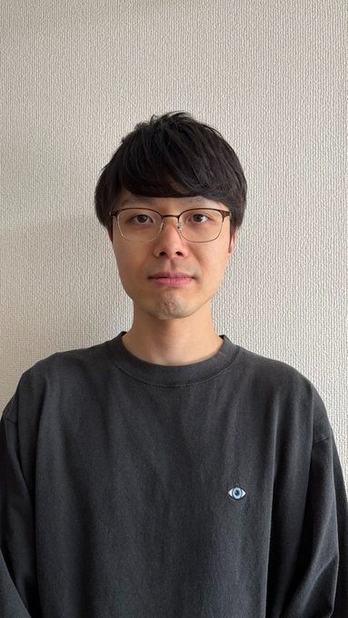 同じ服と場所で撮影した一般男性…プロのカメラマンにお願いした結果→驚きの変化に「プロやべぇ」「別人級」