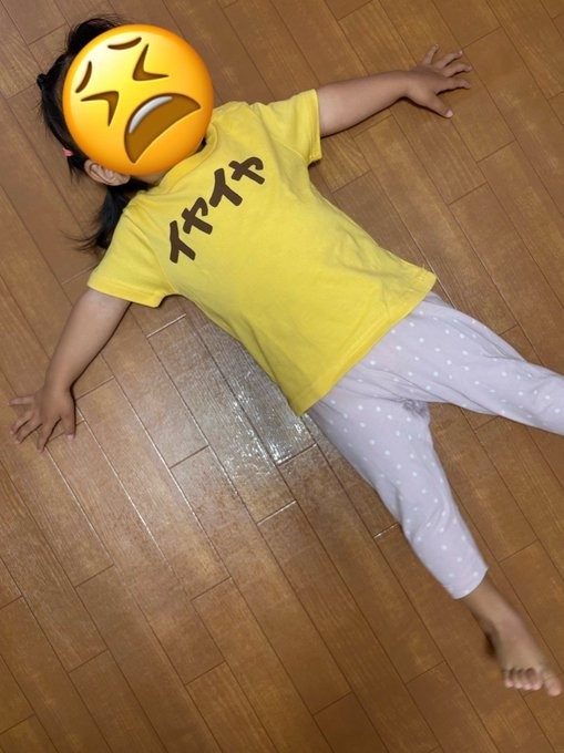 ママ「保育園で先生から大好評」イヤイヤ期の2歳娘に着せた“まさかの光景”に「これは面白いww」「天才的発想」「どこに売ってるんですか」
