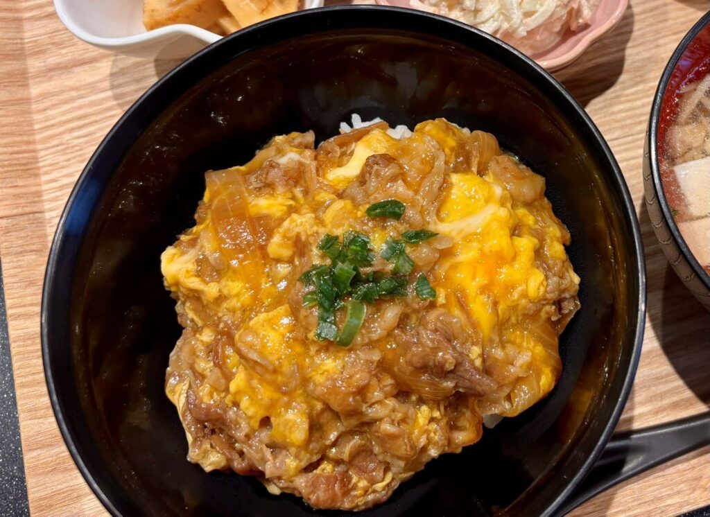 牛めしの具で作った牛とじ丼（＠yhsy.25さんより提供）