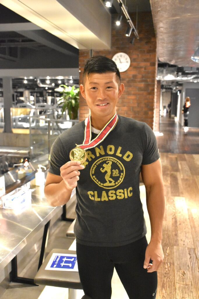フィジークの大会で優勝（笹原功貴さんより提供）