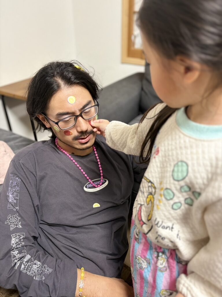 一緒に遊ぶ様子①（＠midorikawa_miyukiさんより提供）