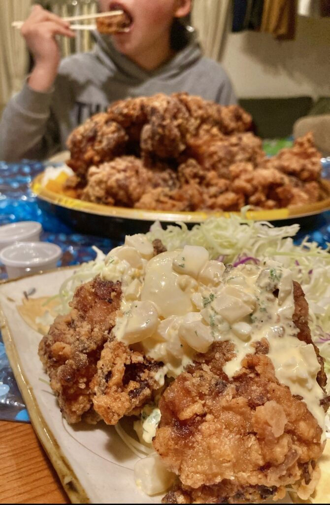 大量の唐揚げと食卓（＠matilda_gfleonさんより提供）