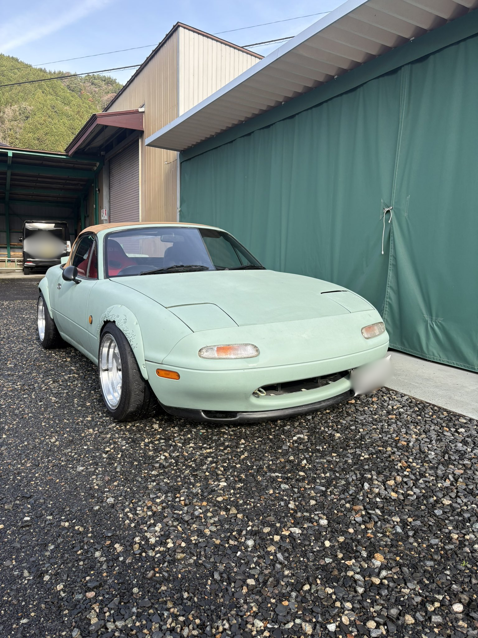 泥除けが欠けてしまった車。しかしよく見ると“まさかの光景”に「え!めっちゃこれ可愛い」「普通に上手ですげぇ!!!!」「センス良くカッコイイ!」