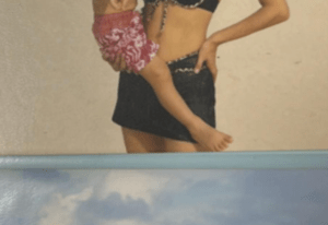 息子「昔の母がすごく綺麗」母の写真を見せてもらった息子。その姿に「スタイル奇跡」「美人すぎるだろ」「目茶苦茶タイプ」の声　投稿者に話を聞いた