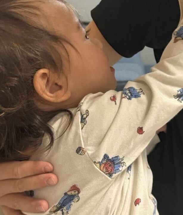 エプロンを嫌がる1歳児。しかし、母の秘策で解決！？その内容に「ナイスアシスト」「なぜか涙出てくる」