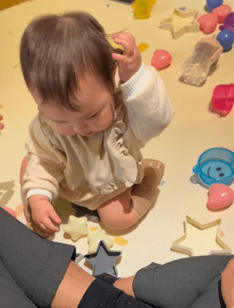 パパの足を触る赤ちゃん。次の瞬間…「人生1周目かわよ」→予想外の行動に「吹き出しました」「世界不思議発見」「頭いいー！！！」