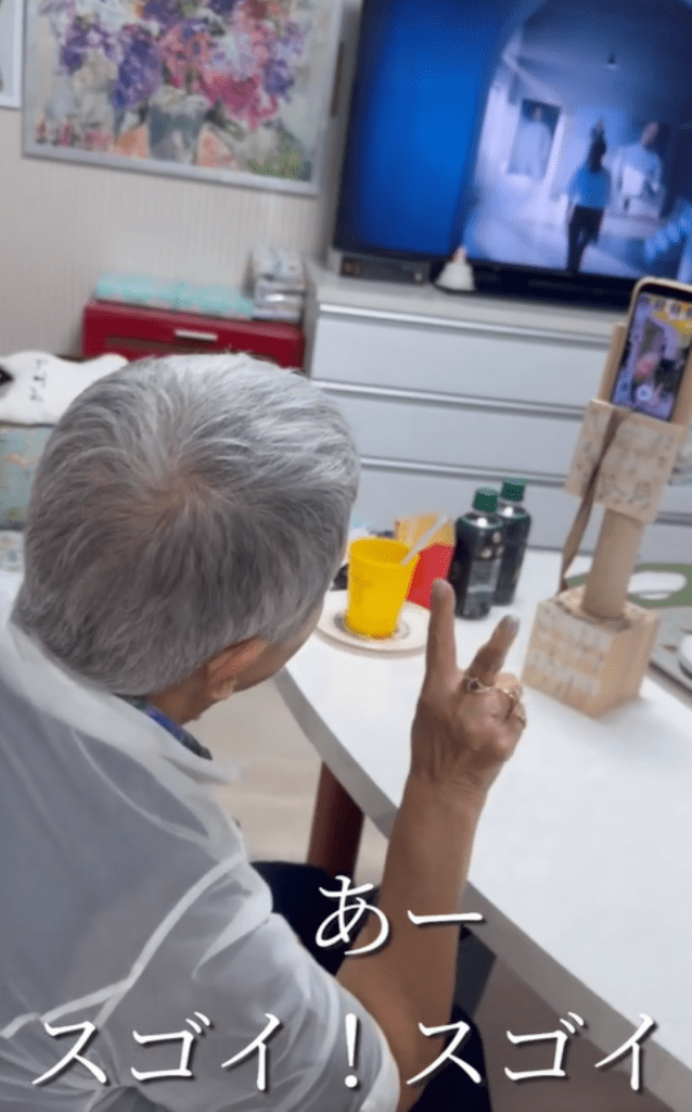 自撮り棒を使う様子②（＠70s.vlogerさんより提供）
