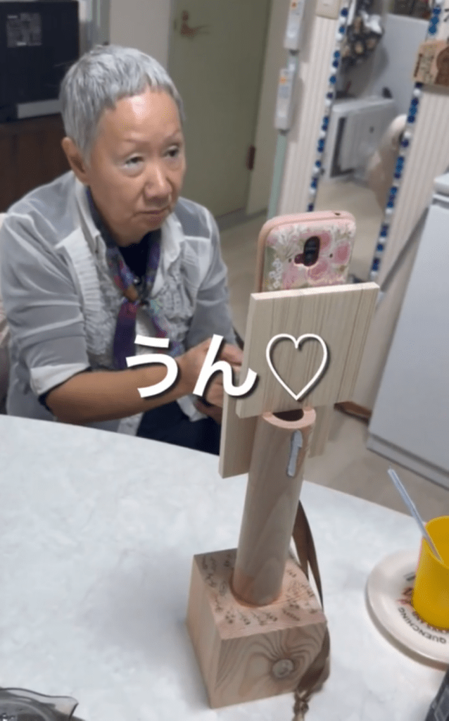 自撮り棒を使う様子③（＠70s.vlogerさんより提供）