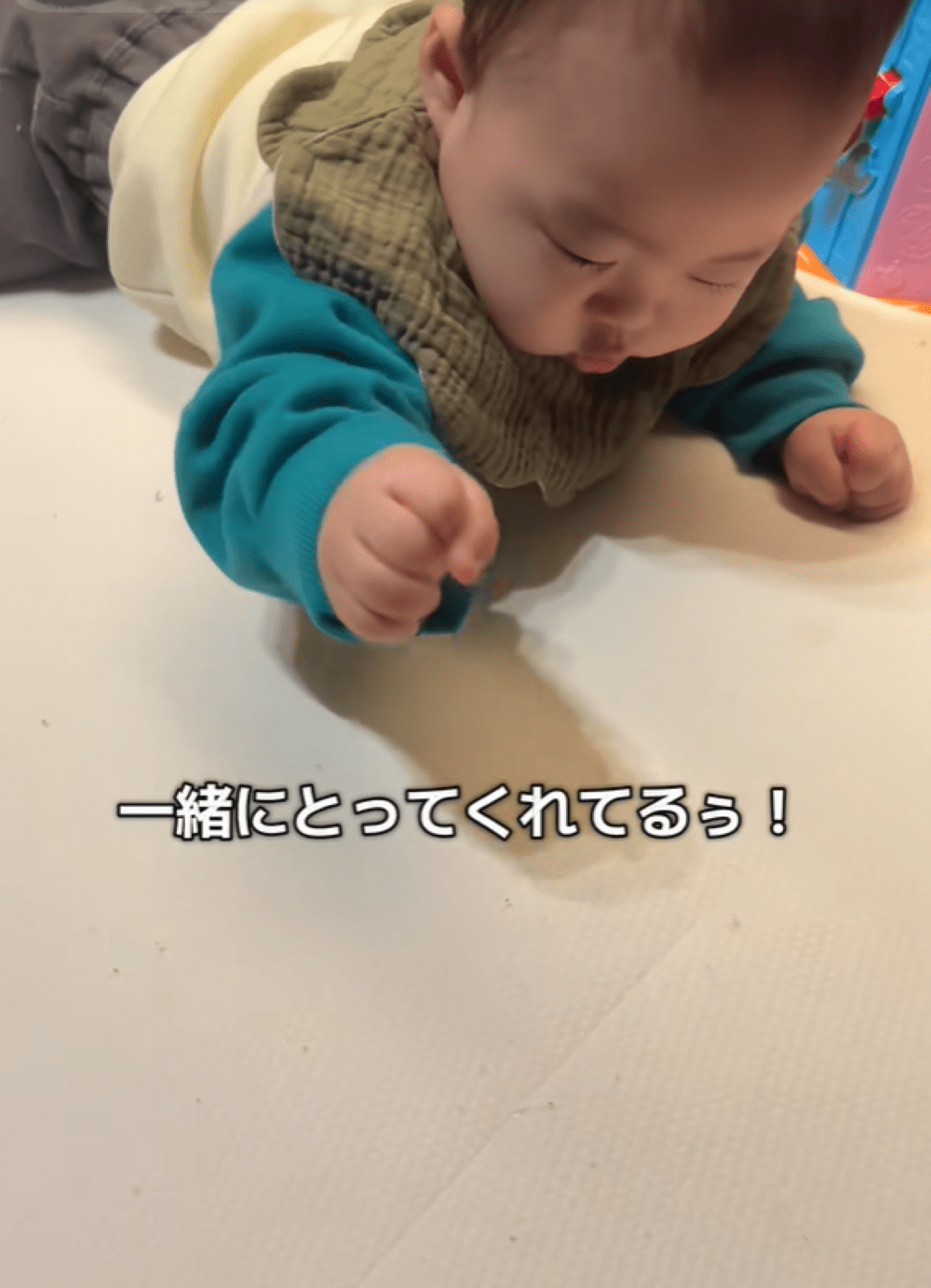 ベッドの毛玉取りをしていたママ。その様子を見た生後7ヶ月赤ちゃんの“まさかの行動”に「すごい！」「語彙力なくなる」「可愛すぎますwww」