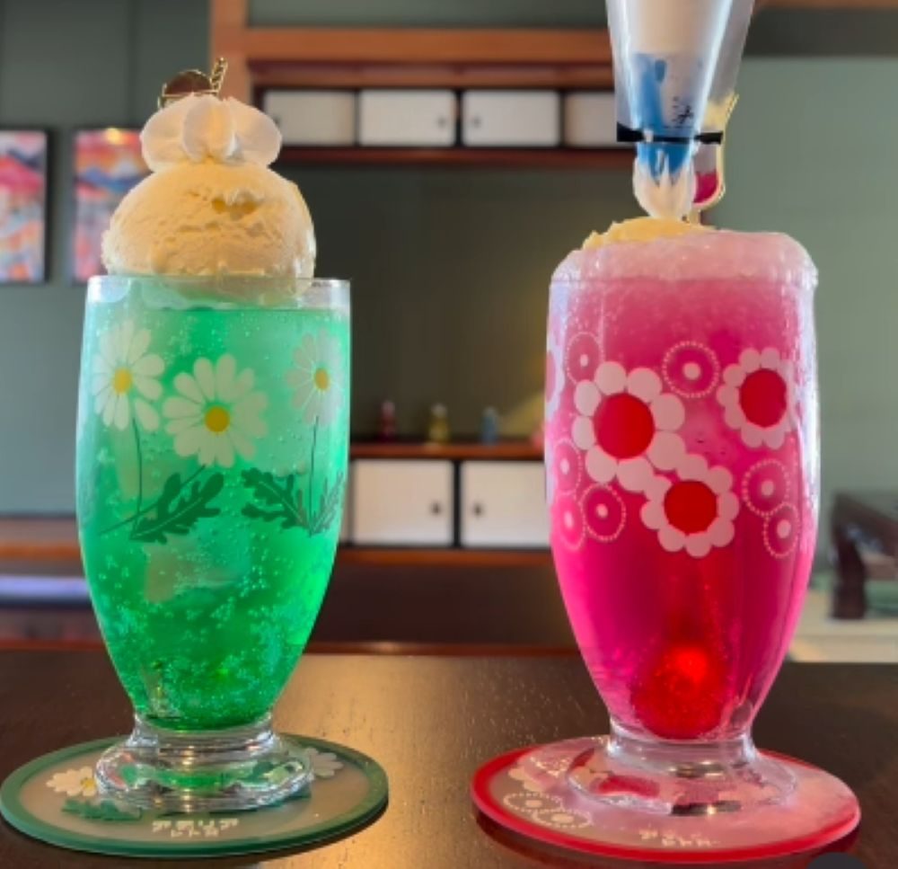 クリームソーダができるまで⑤（＠mona_kominkaretorocafeさんより提供）