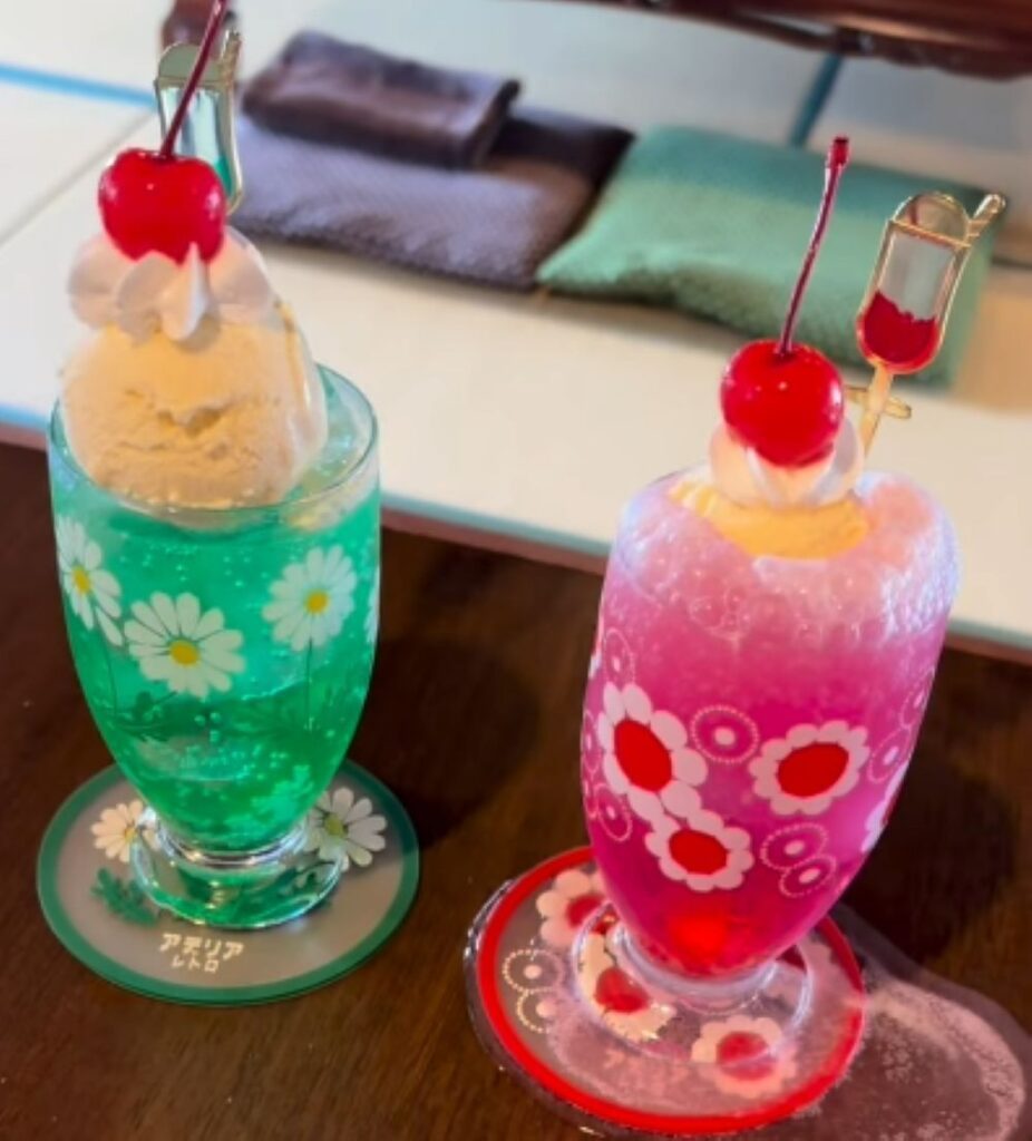 クリームソーダができるまで⑦（＠mona_kominkaretorocafeさんより提供）