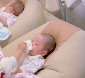 三つ子のお世話をしたい1歳長女。母が見たまさかの光景に「尊い…」「いいお姉ちゃんになりますね！」
