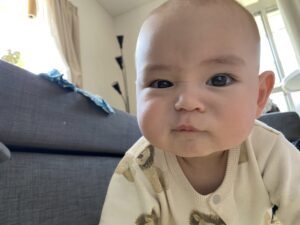 2021年に生まれたハーフの赤ちゃん。→5年後…現在のまさかの姿に「モッテモテ確定」「超かわいい」「イケメン…」「お目目ぱっちり」