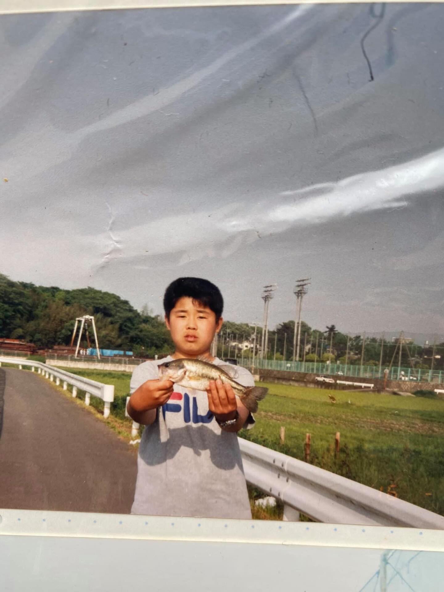 魚を掴む少年→35年間のまさかの様子に…「うわー！かっちょいい！！」「良い顔してるぜ」「どんどんいかつくなってるｗｗ」
