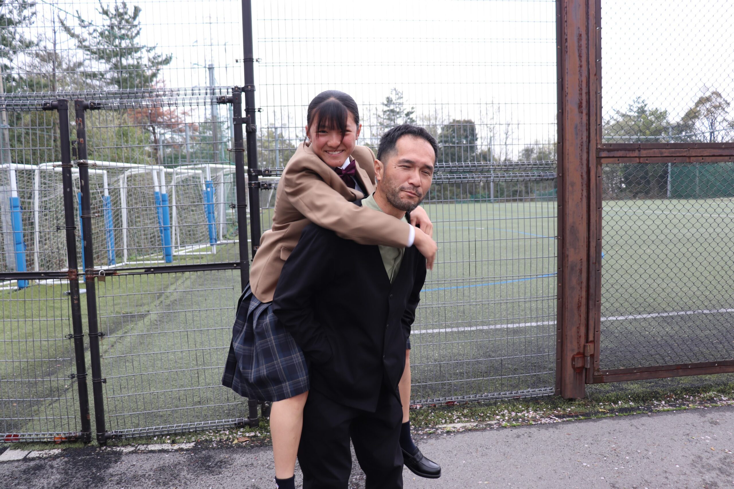 高校の入学式でパパにおんぶされる娘。→その3年後……驚きの姿に「サイコーやん」「こんな父と娘、存在するんですね」「うらやましいィィィィィ!」