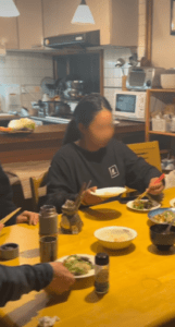 家族で食事中のテーブルに違和感→よく見ると…”まさかの光景”に「笑ったｗｗ」「横目ｗｗｗ」