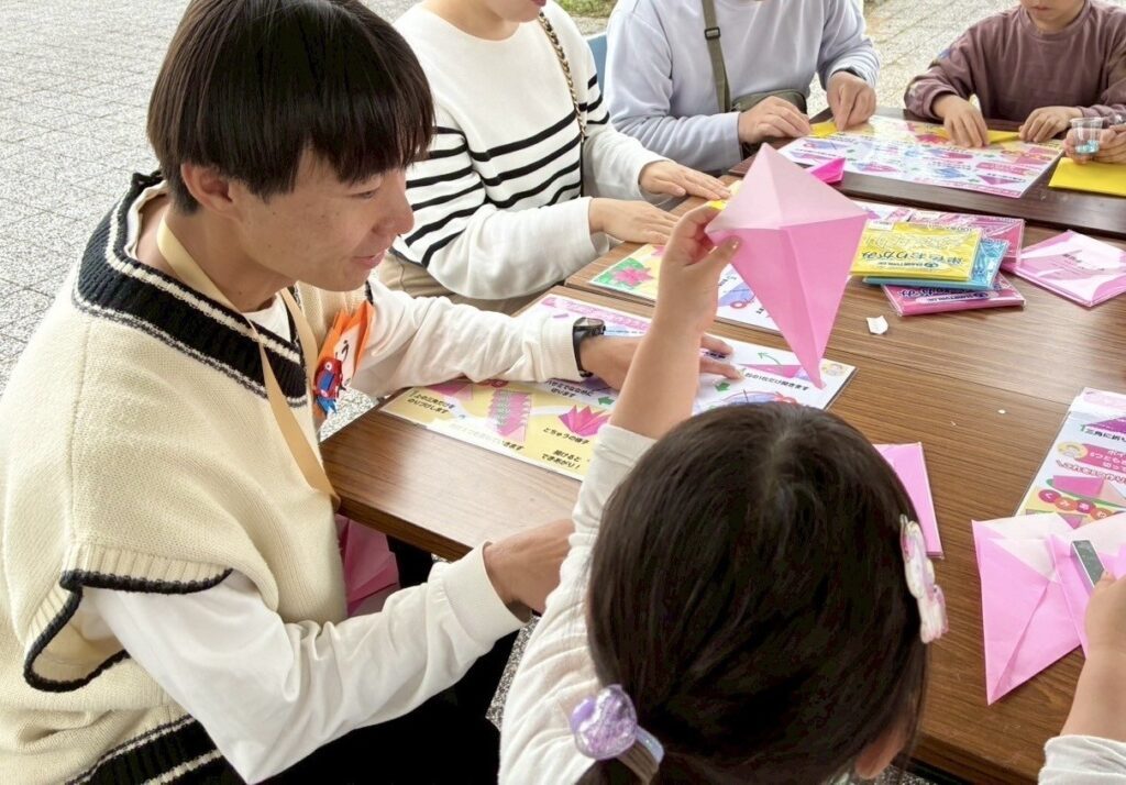 弟さんのおりがみ教室①（りょうちゃんより提供）
