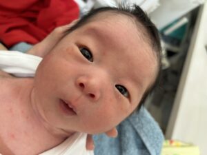出産直後の一重まぶたの女の子。成長した現在の“まさかの様子”に「かわいい！」「こんなに変化するんですね」「どっちもかわいい」