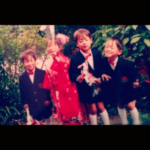 24年前にテレビ出演した「4つ子」の現在が話題。30歳になった姿に「イケメン！！」「面影ある」
