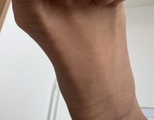 娘「マニキュア塗ってあげる！」母「上に塗っていいよ」→完成した爪を見ると…衝撃の光景に「笑ったｗｗ」「確かに上ｗｗ」