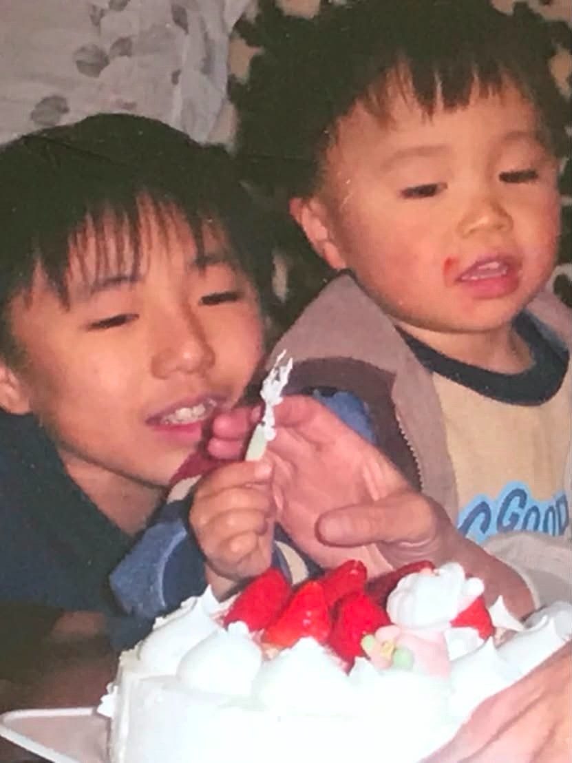 2003年、並んで写真に写る2人の男の子→23年後、テレビ出演で話題となった現在の姿に……「ステキな兄弟」「まさか兄弟だったとは!」