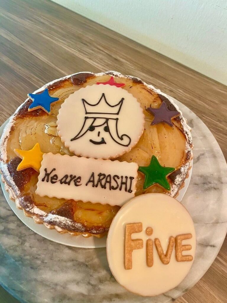 嵐ファンに向けて作られた特別なケーキ（＠megumikan88さんより提供）