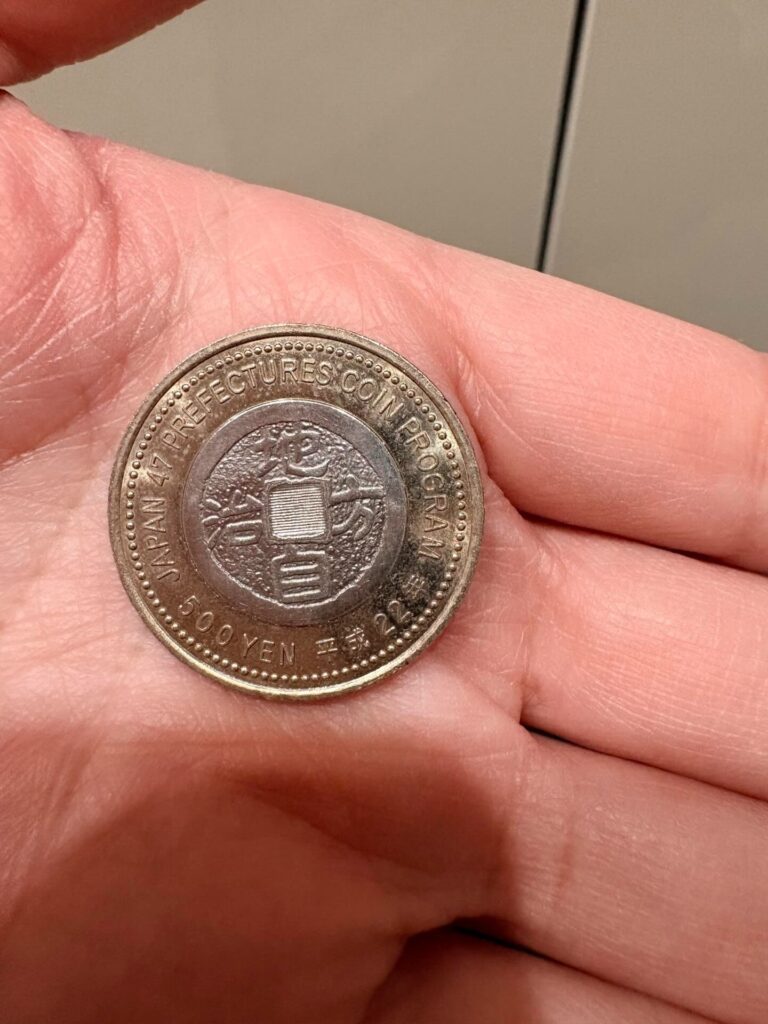拾った500円玉の裏面①（＠acha_8homeさんより提供）