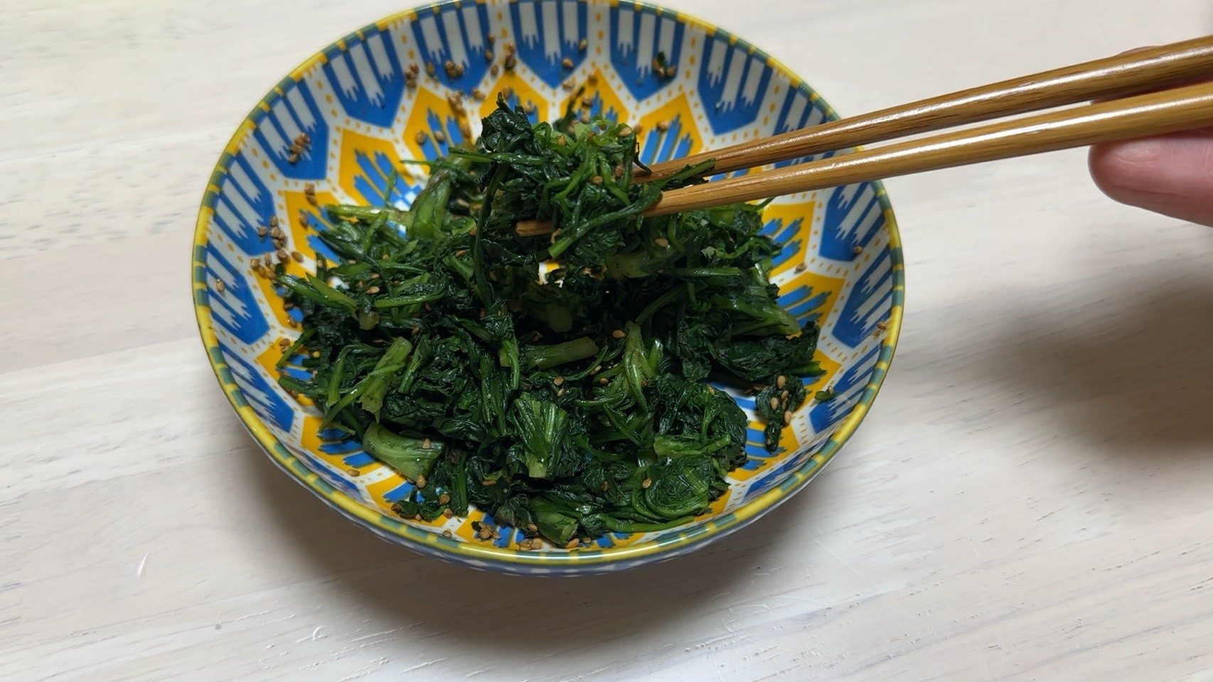 スーパーで買った春菊。しかし1ヶ月後→“まさかの様子”に「素晴らしい」「スーパーマンですね」「凄い…!!」