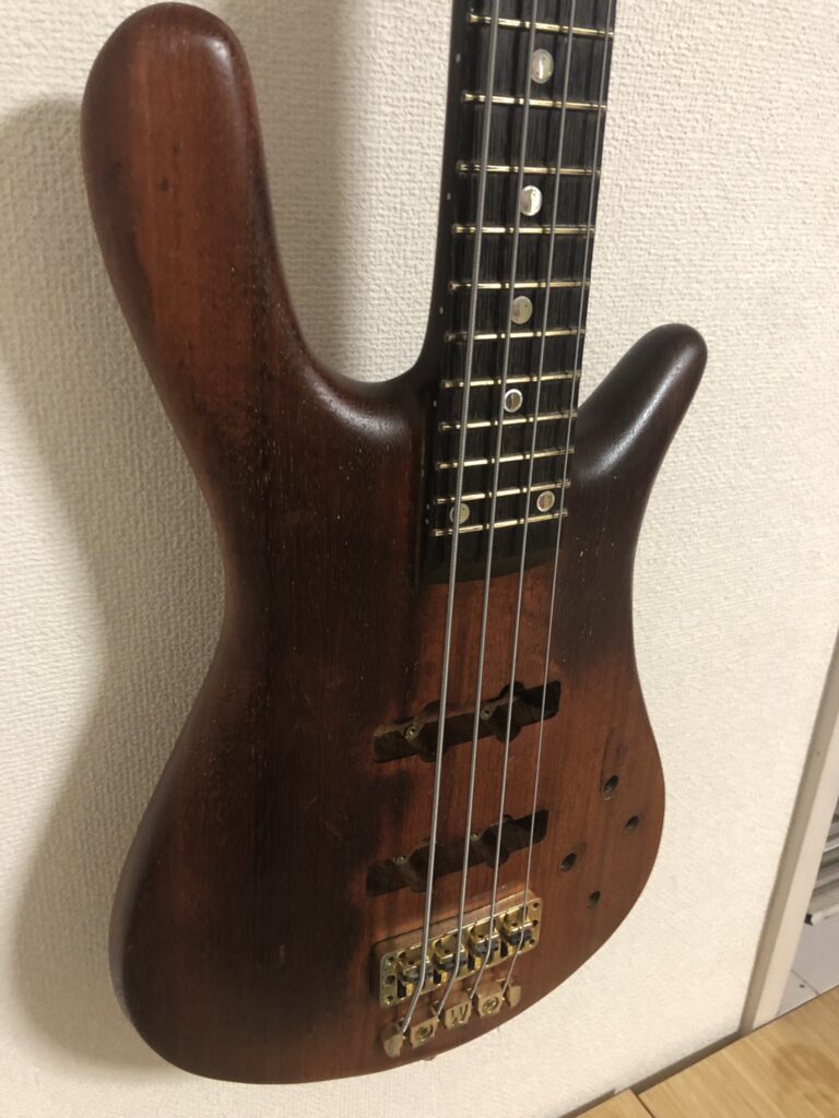 リサイクルショップで購入したベース⑥（＠synchronicnotesさんより提供）