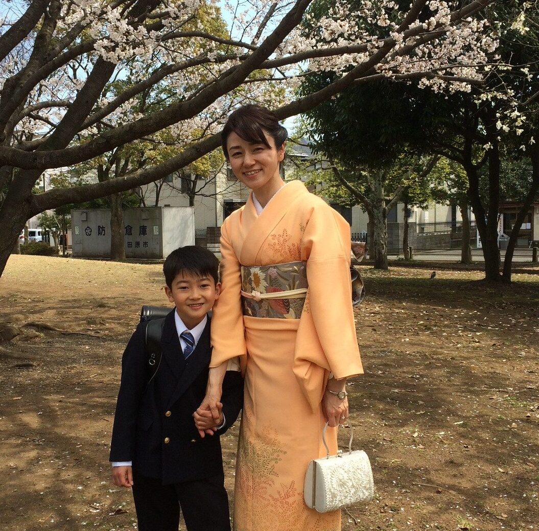 平成29年、小学校の入学式で撮られた写真。それから9年後→現在の“親子の姿”に「似合いすぎてる!」「美人ママ羨ましい」「ママ若い!」
