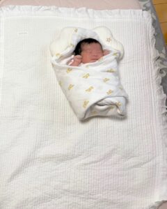 おくるみに包まれて眠る赤ちゃん。しかし、隣をよく見ると…「ぎゃ～～～」「胸が苦しい」「20年後も見たい」「ちっちゃ」「愛おしい時間」
