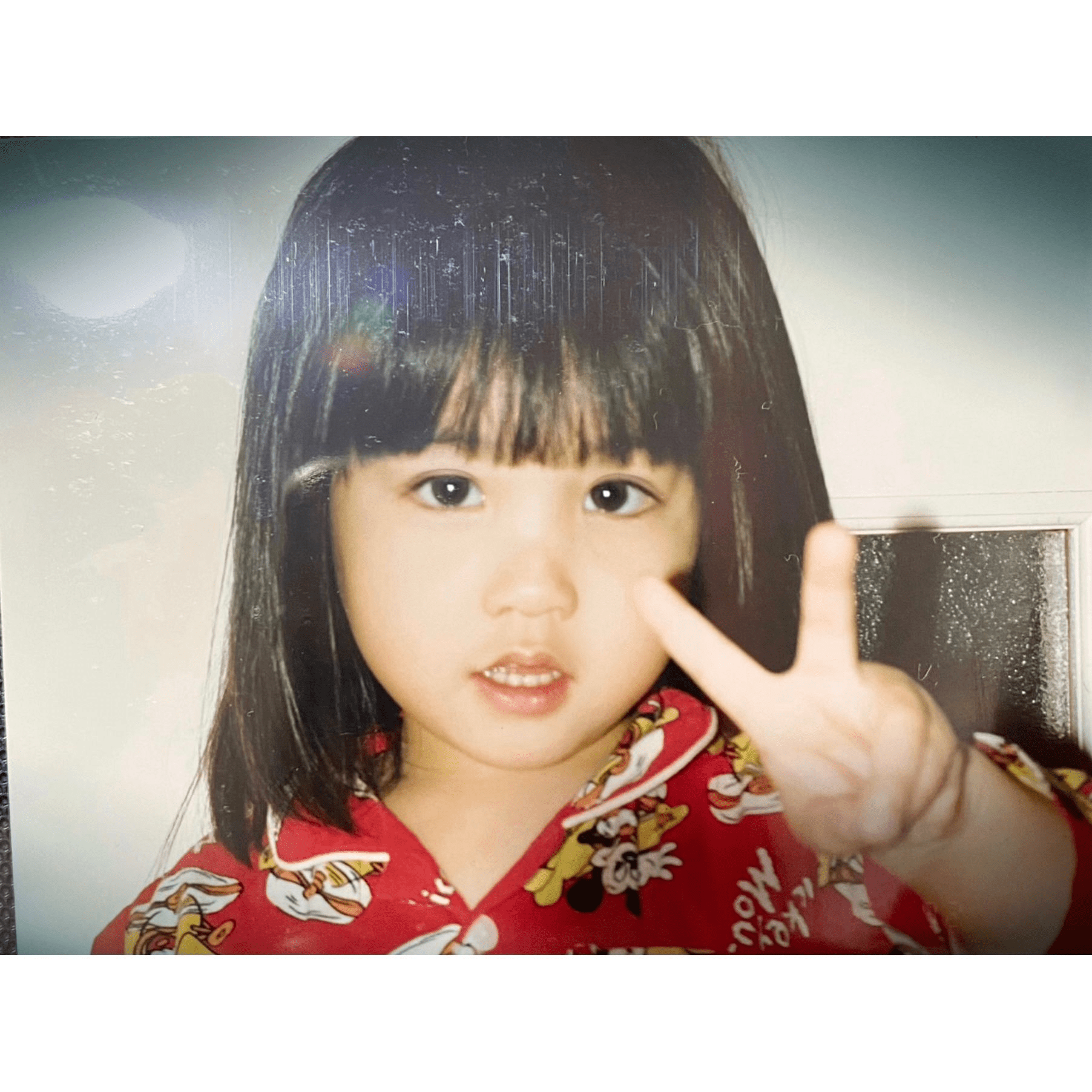 カメラ目線のアンニュイな4歳の女の子→現在の姿に…「めっちゃ美人…」「綺麗…」「目力ある」
