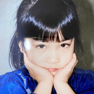 カメラ目線の4歳の女の子→大人になった現在の姿に…「めっちゃ美人…」「綺麗…」「目力ある」