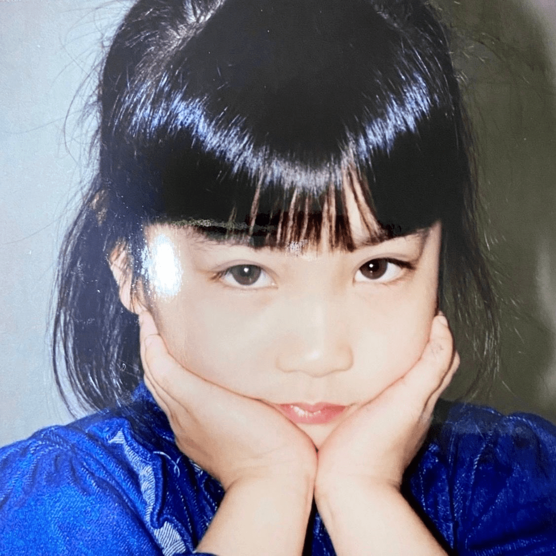カメラ目線の4歳の女の子→大人になった現在の姿に…「めっちゃ美人…」「綺麗…」「目力ある」
